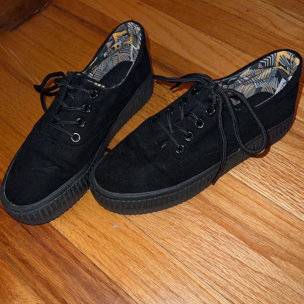 Black low platform sneakers size 7